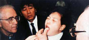 Eine Hostie vom Himmel kam am 24. Nobember 1994 auf Julia Kims Zunge herab. Der Apostolische Pronuntius von Korea nahm die Eucharistie aus ihren Mund und legte sie in einen Behälter.